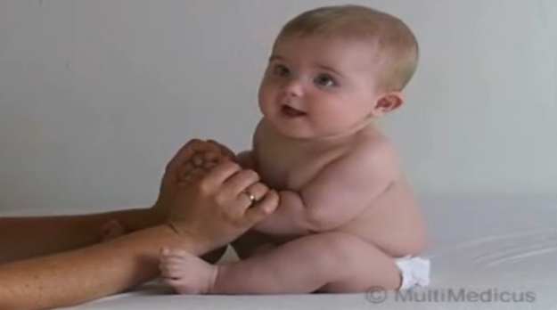 perkembangan bayi 6 bulan : Duduk Lebih Tegar perkembangan bayi 6 bulan
