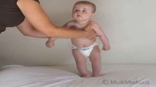 perkembangan bayi 6 bulan : Bayi sudah dapat didirikan perkembangan bayi 6 bulan