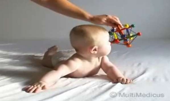 perkembangan bayi 6 bulan : Melirik ke kanan dan ke kiri perkembangan bayi 6 bulan
